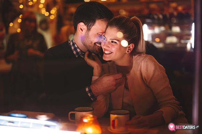 Análise do Elite Singles: um casal conversando em um bar.