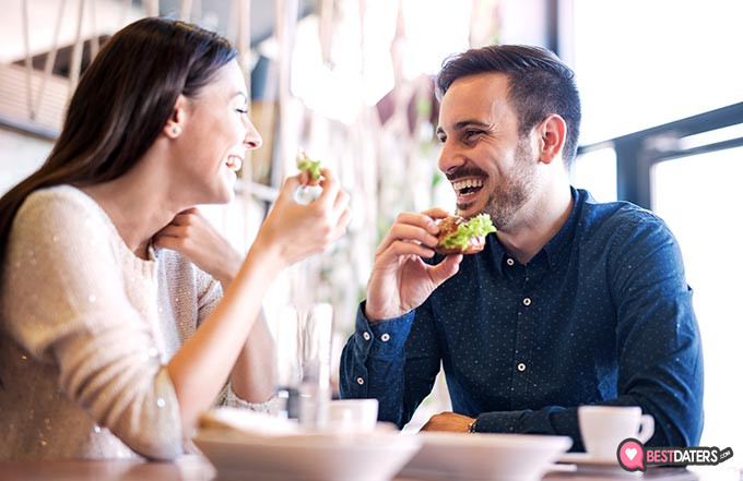 Ulasan Elite Singles: sepasang kekasih sedang makan sandwich.